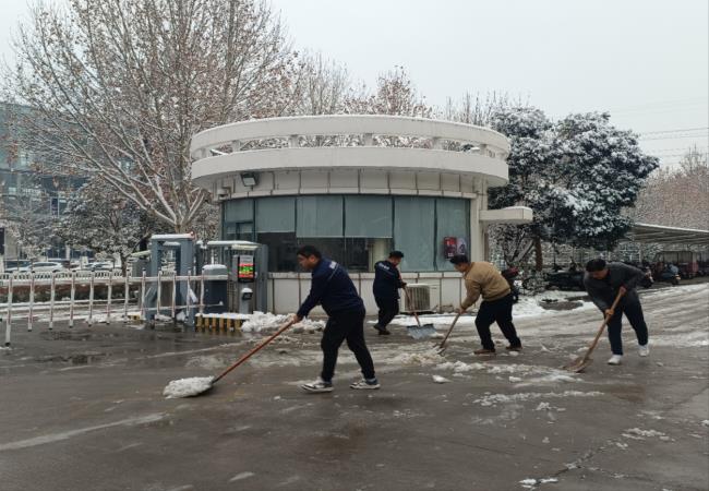 掃雪除冰我先行，冰雪更映黨旗紅